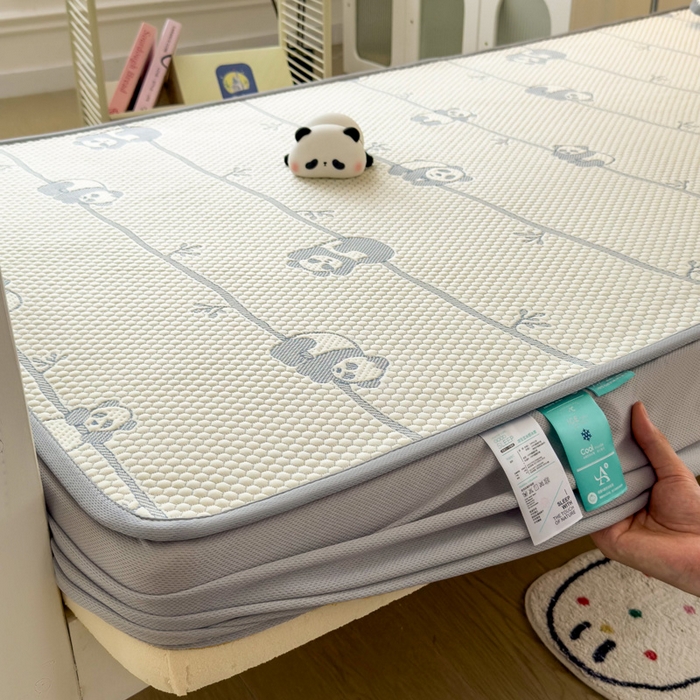 91家纺网 家纺一手货源 找家纺 凯罗 2026新款A类凉豆豆学生宿舍用床席可水洗凉席席子床笠款 敦敦熊-蓝灰-床笠款