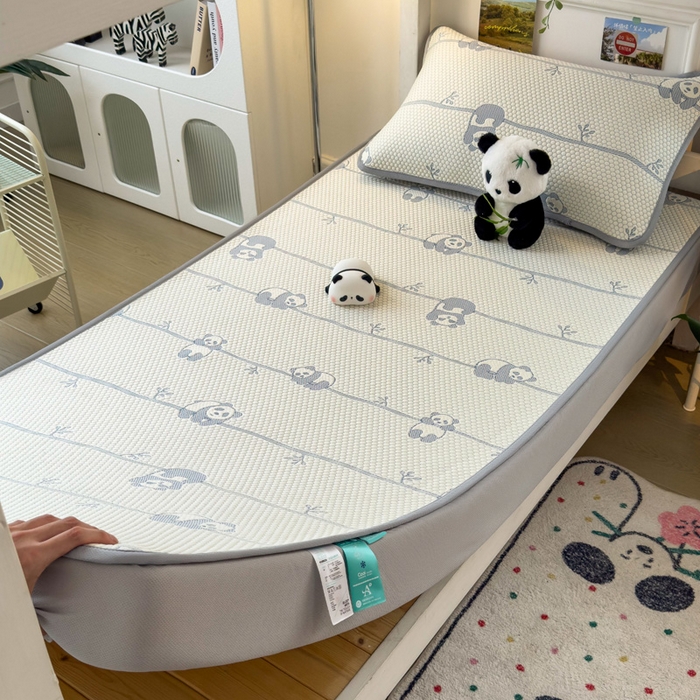 91家纺网 家纺一手货源 找家纺 凯罗 2026新款A类凉豆豆学生宿舍用床席可水洗凉席席子床笠款 敦敦熊-蓝灰-床笠款