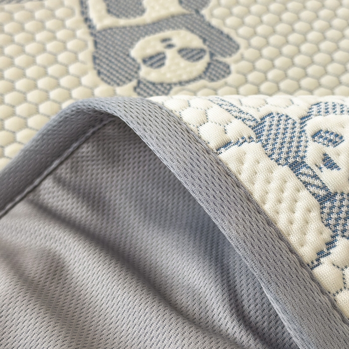 91家纺网 家纺一手货源 找家纺 凯罗 2026新款A类凉豆豆学生宿舍用床席可水洗凉席席子床笠款 敦敦熊-蓝灰-床笠款