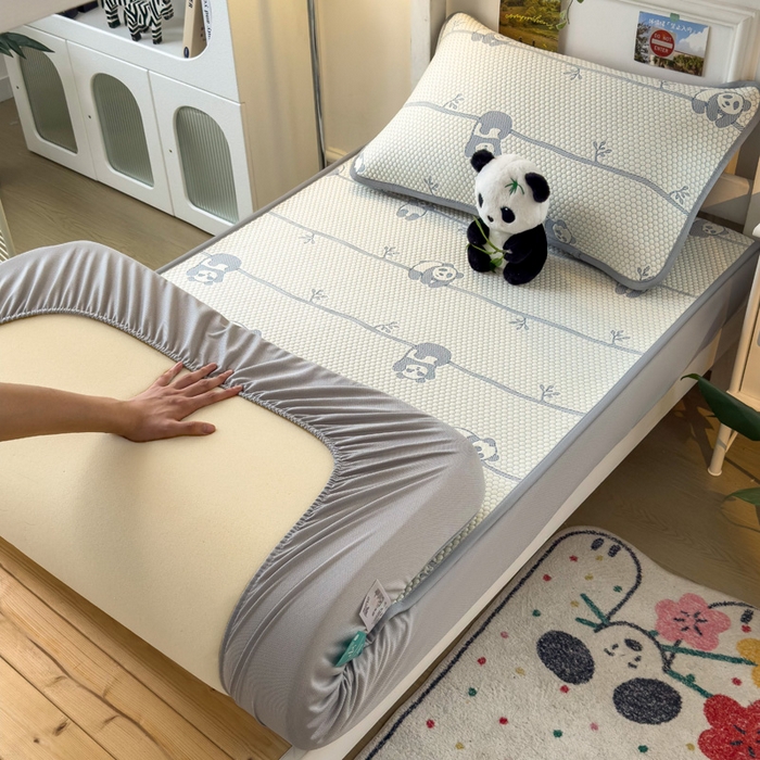 91家纺网 家纺一手货源 找家纺 凯罗 2026新款A类凉豆豆学生宿舍用床席可水洗凉席席子床笠款 敦敦熊-蓝灰-床笠款