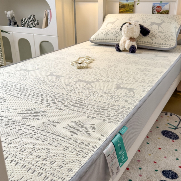 91家纺网 家纺一手货源 找家纺 凯罗 2026新款A类凉豆豆学生宿舍用床席可水洗凉席席子床笠款 鹿漫漫-浅灰-床笠款