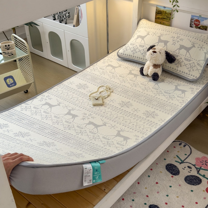 91家纺网 家纺一手货源 找家纺 凯罗 2026新款A类凉豆豆学生宿舍用床席可水洗凉席席子床笠款 鹿漫漫-浅灰-床笠款