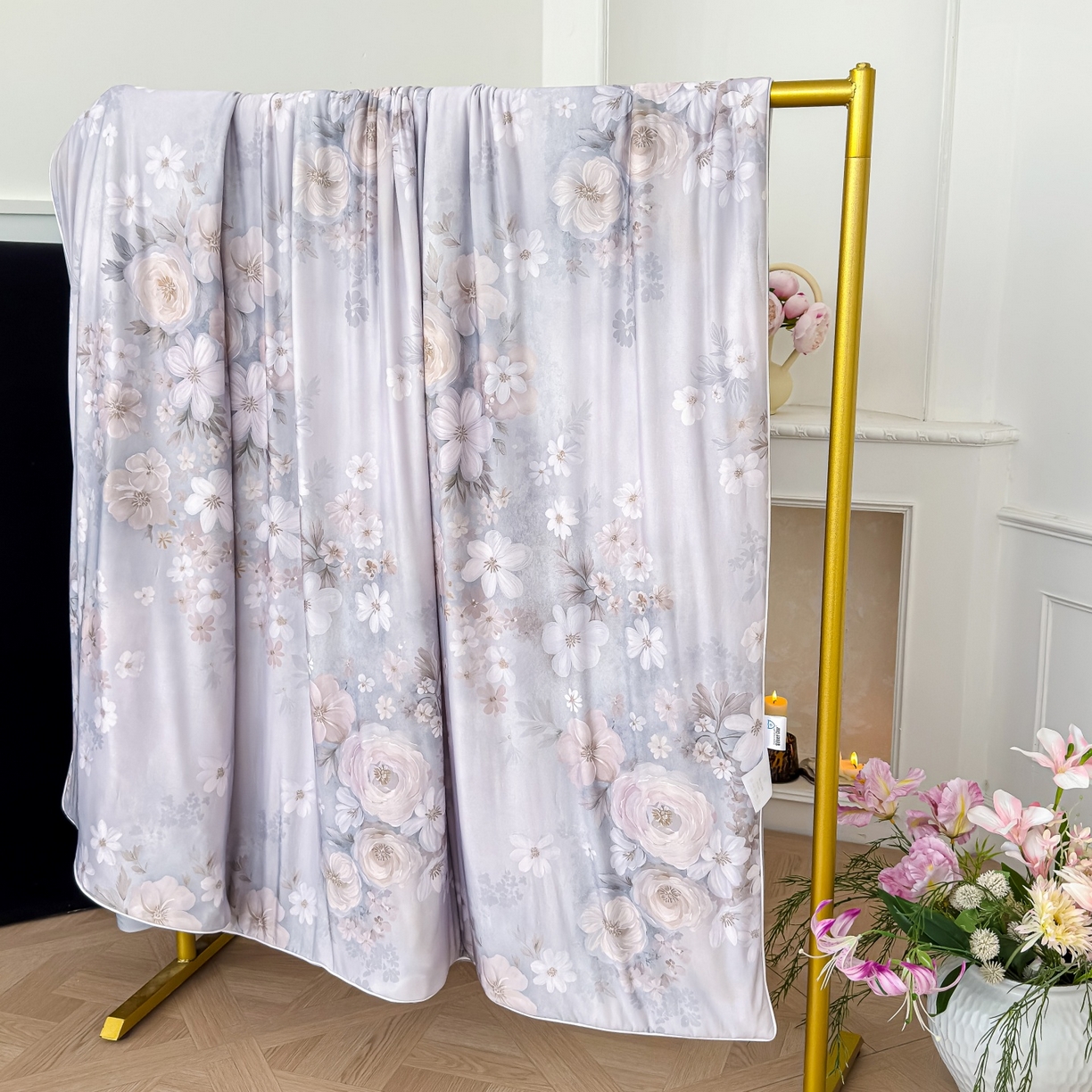 91家纺网 家纺一手货源 找家纺 归属 2026春夏新款数码印花凉感丝夏被夏凉被空调被系列 绒花（咖）