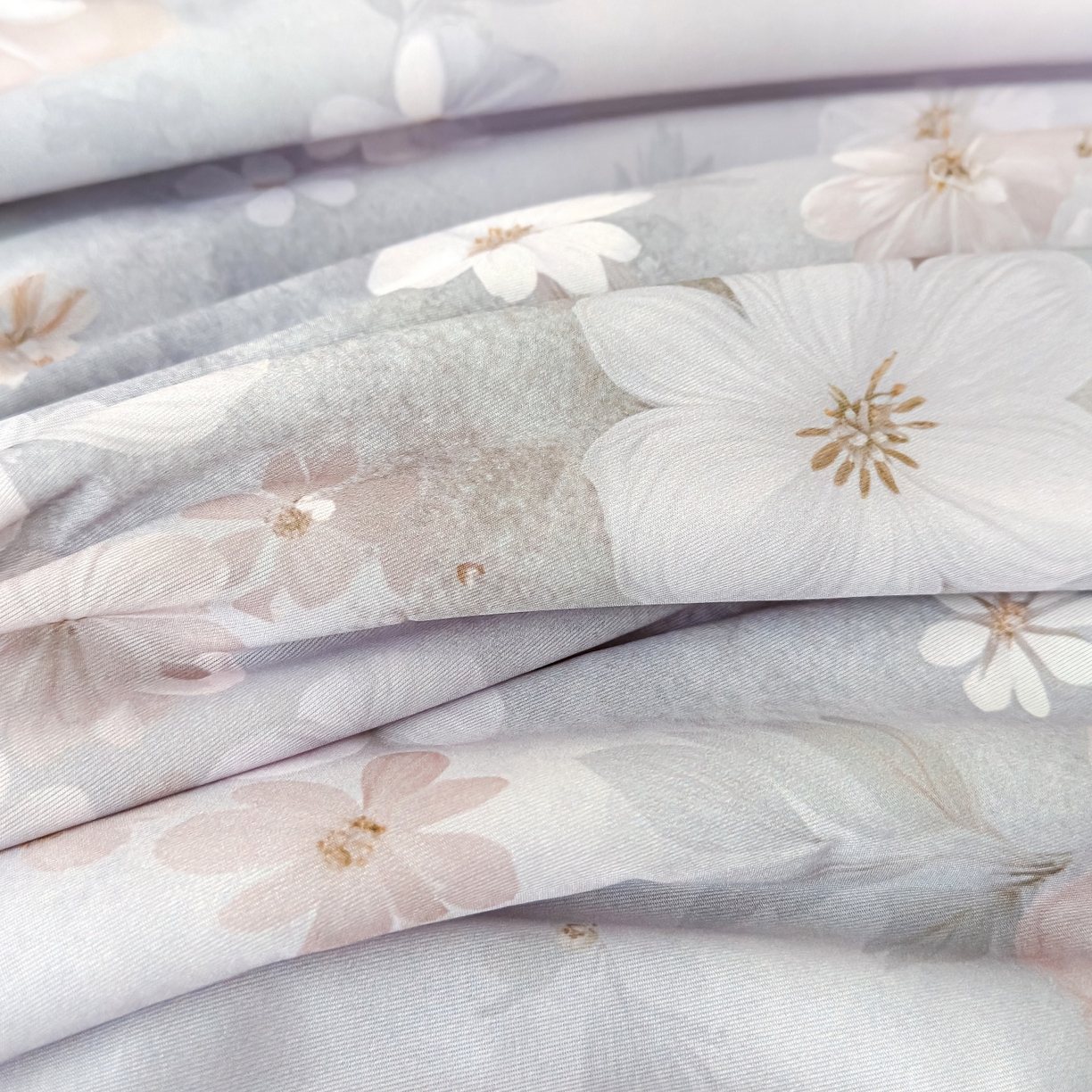 91家纺网 家纺一手货源 找家纺 归属 2026春夏新款数码印花凉感丝夏被夏凉被空调被系列 绒花（咖）