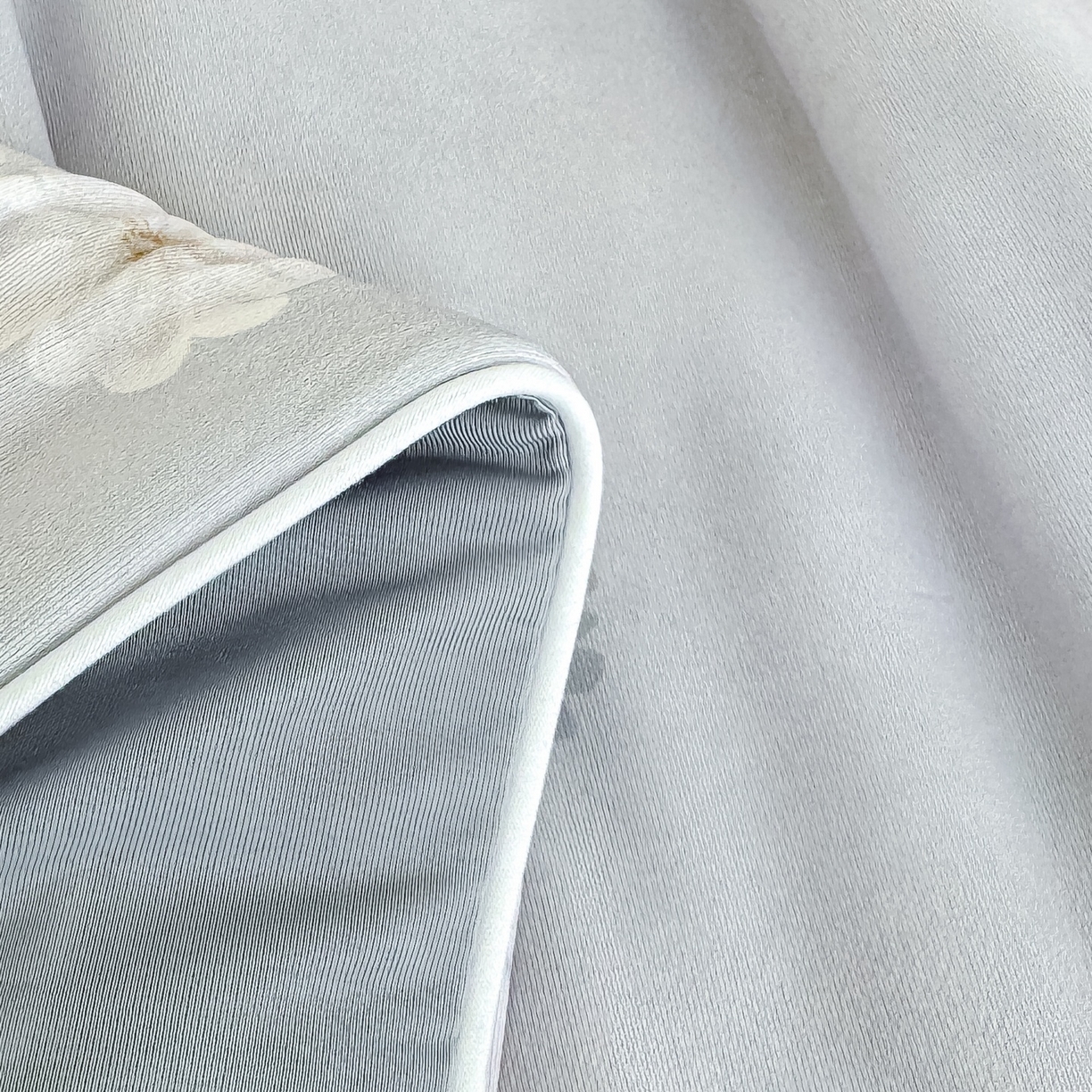 91家纺网 家纺一手货源 找家纺 归属 2026春夏新款数码印花凉感丝夏被夏凉被空调被系列 绒花（咖）