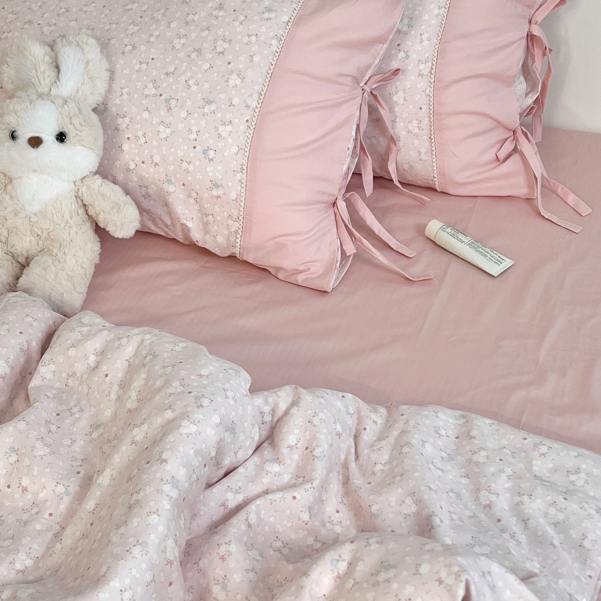 91家纺网 家纺一手货源 找家纺 （总）荣轩家居 2026新品韩式拼接系绳蝴蝶结工艺款四件套（铺床版）