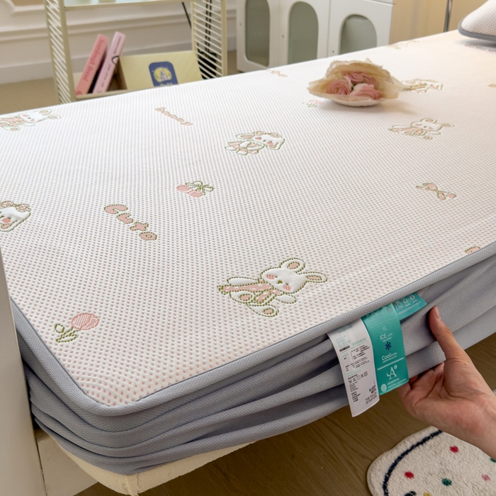 91家纺网 家纺一手货源 找家纺 凯罗 2026新款A类凉豆豆学生宿舍用床席可水洗凉席席子床笠款 兔叽乖乖-床笠款