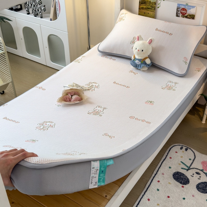 91家纺网 家纺一手货源 找家纺 凯罗 2026新款A类凉豆豆学生宿舍用床席可水洗凉席席子床笠款 兔叽乖乖-床笠款