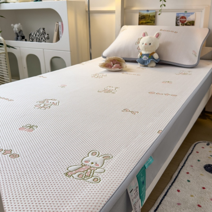 91家纺网 家纺一手货源 找家纺 凯罗 2026新款A类凉豆豆学生宿舍用床席可水洗凉席席子床笠款 兔叽乖乖-床笠款