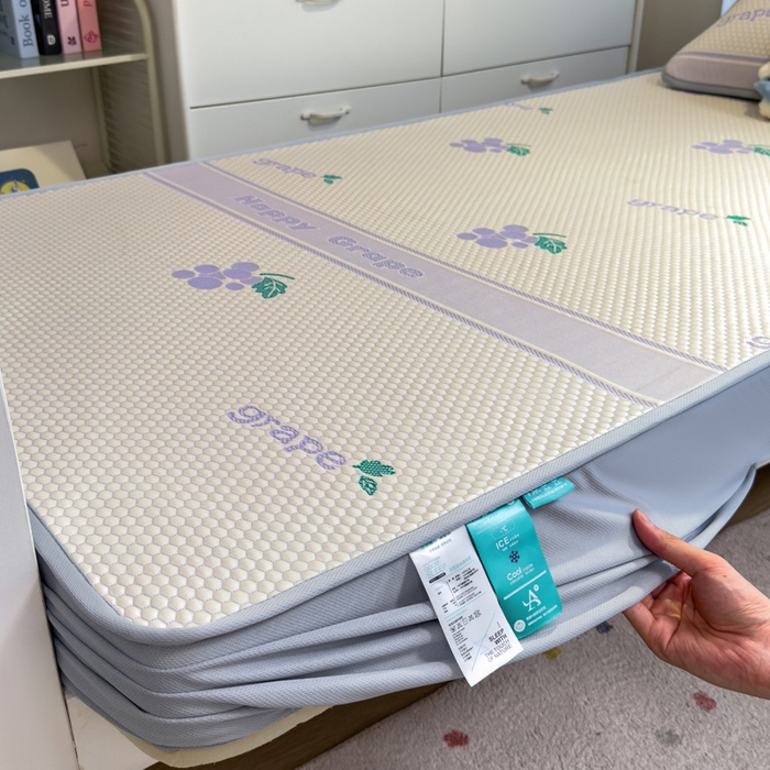 91家纺网 家纺一手货源 找家纺 凯罗 2026新款A类凉豆豆学生宿舍用床席可水洗凉席席子床笠款 紫气东来-床笠款