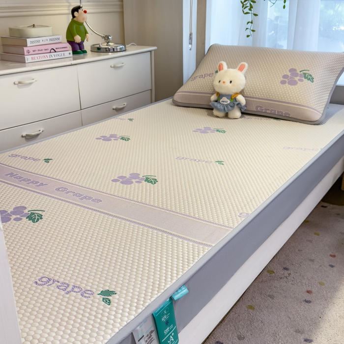 91家纺网 家纺一手货源 找家纺 凯罗 2026新款A类凉豆豆学生宿舍用床席可水洗凉席席子床笠款 紫气东来-床笠款