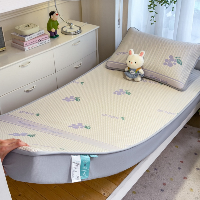 91家纺网 家纺一手货源 找家纺 凯罗 2026新款A类凉豆豆学生宿舍用床席可水洗凉席席子床笠款 紫气东来-床笠款