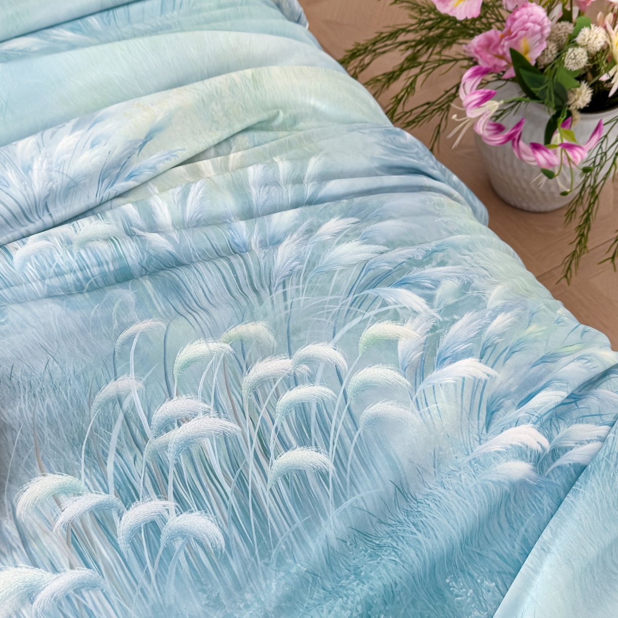 91家纺网 家纺一手货源 找家纺 归属 2026春夏新款数码印花凉感丝夏被夏凉被空调被系列 燕麦