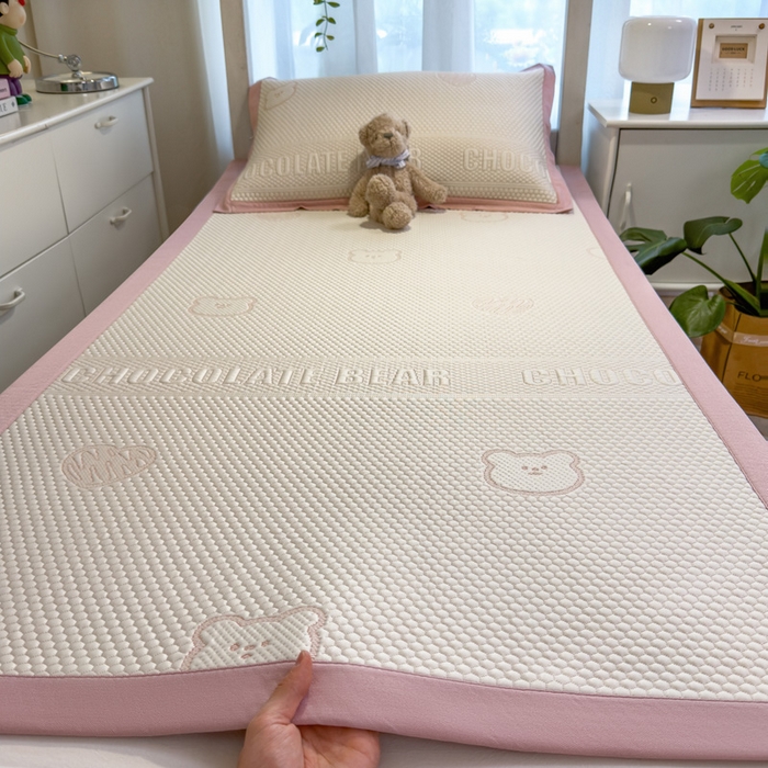 91家纺网 家纺一手货源 找家纺 凯罗 2026新款A类凉豆豆学生宿舍用床席可水洗凉席席子床席款 爱心小熊-粉-床席款
