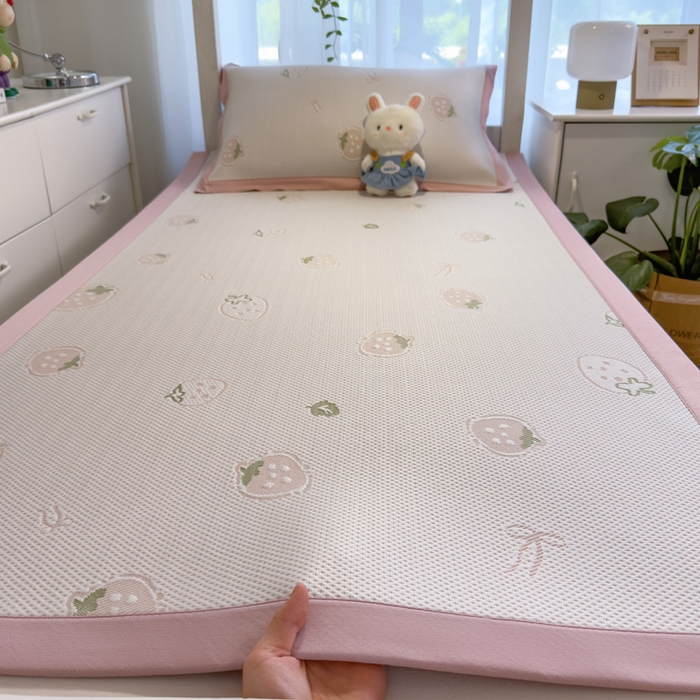 91家纺网 家纺一手货源 找家纺 凯罗 2026新款A类凉豆豆学生宿舍用床席可水洗凉席席子床席款 波点草莓-床席款