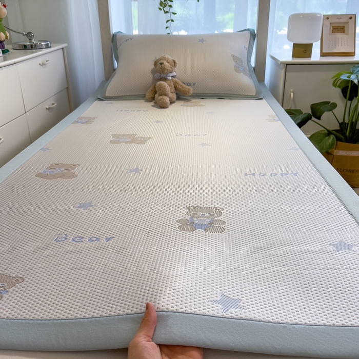 91家纺网 家纺一手货源 找家纺 凯罗 2026新款A类凉豆豆学生宿舍用床席可水洗凉席席子床席款 布丁萌萌熊-床席款