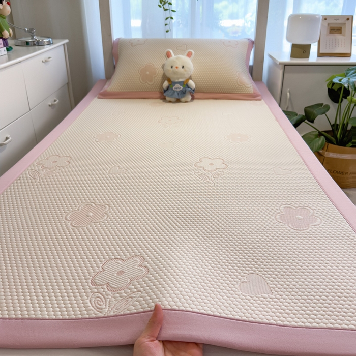 91家纺网 家纺一手货源 找家纺 凯罗 2026新款A类凉豆豆学生宿舍用床席可水洗凉席席子床席款 花儿朵朵-粉-床席款