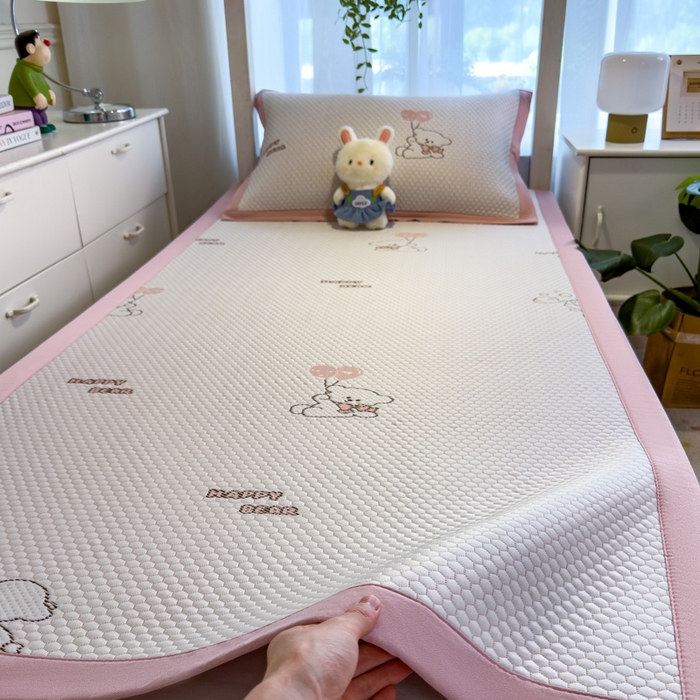 91家纺网 家纺一手货源 找家纺 凯罗 2026新款A类凉豆豆学生宿舍用床席可水洗凉席席子床席款 爱心气球-床席款