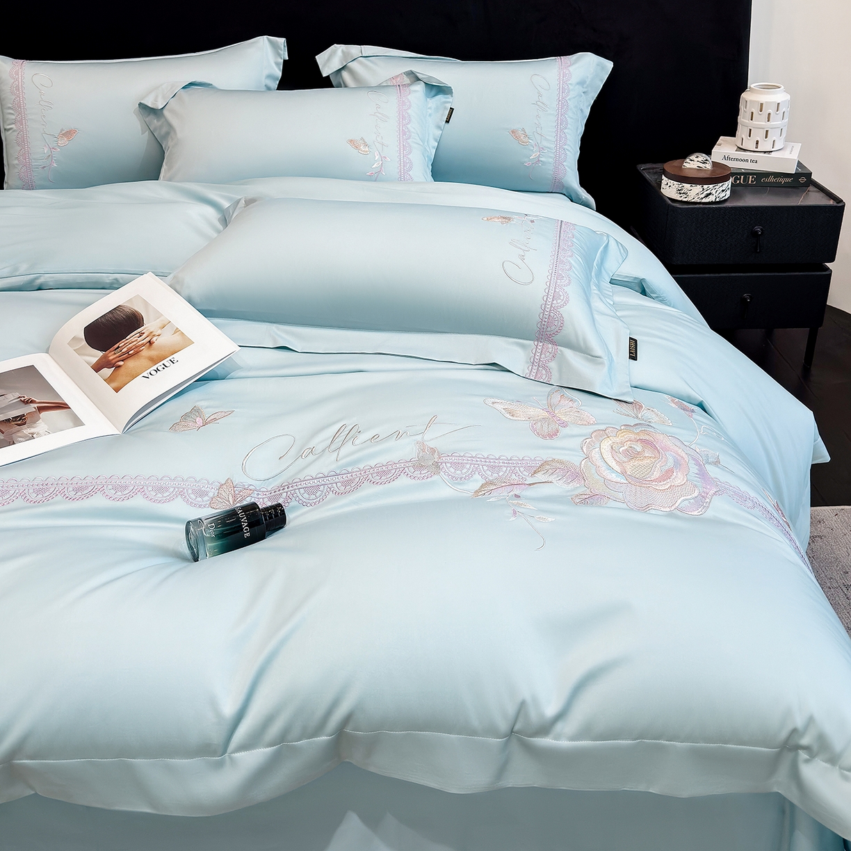 91家纺网 家纺一手货源 找家纺 莱势 2026新品100支纯棉全棉50x50s贡缎长绒棉纯棉刺绣绣花四件套高端礼盒 蝶曼影-天空蓝