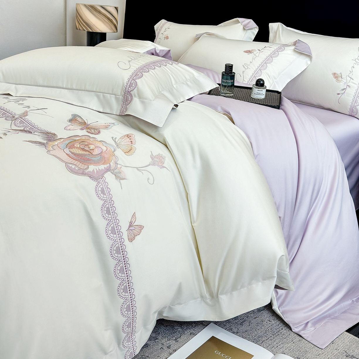 91家纺网 家纺一手货源 找家纺 莱势 2026新品100支纯棉全棉50x50s贡缎长绒棉纯棉刺绣绣花四件套高端礼盒 蝶曼影-白拼紫