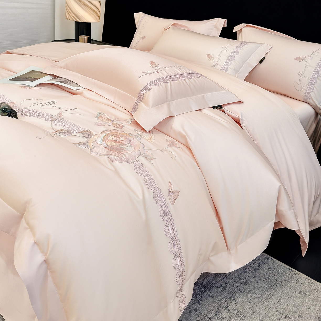 91家纺网 家纺一手货源 找家纺 莱势 2026新品100支纯棉全棉50x50s贡缎长绒棉纯棉刺绣绣花四件套高端礼盒 蝶曼影-轻奢粉