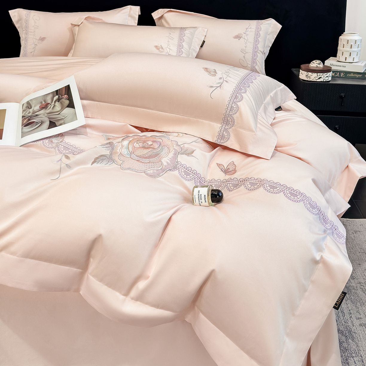 91家纺网 家纺一手货源 找家纺 莱势 2026新品100支纯棉全棉50x50s贡缎长绒棉纯棉刺绣绣花四件套高端礼盒 蝶曼影-轻奢粉