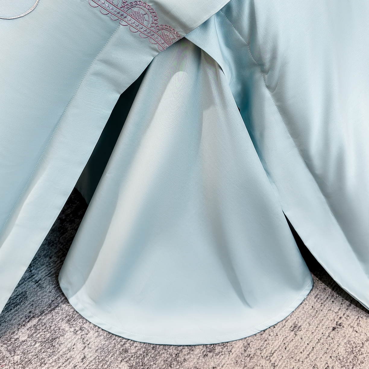 91家纺网 家纺一手货源 找家纺 莱势 2026新品100支纯棉全棉50x50s贡缎长绒棉纯棉刺绣绣花四件套高端礼盒 蝶曼影-天空蓝