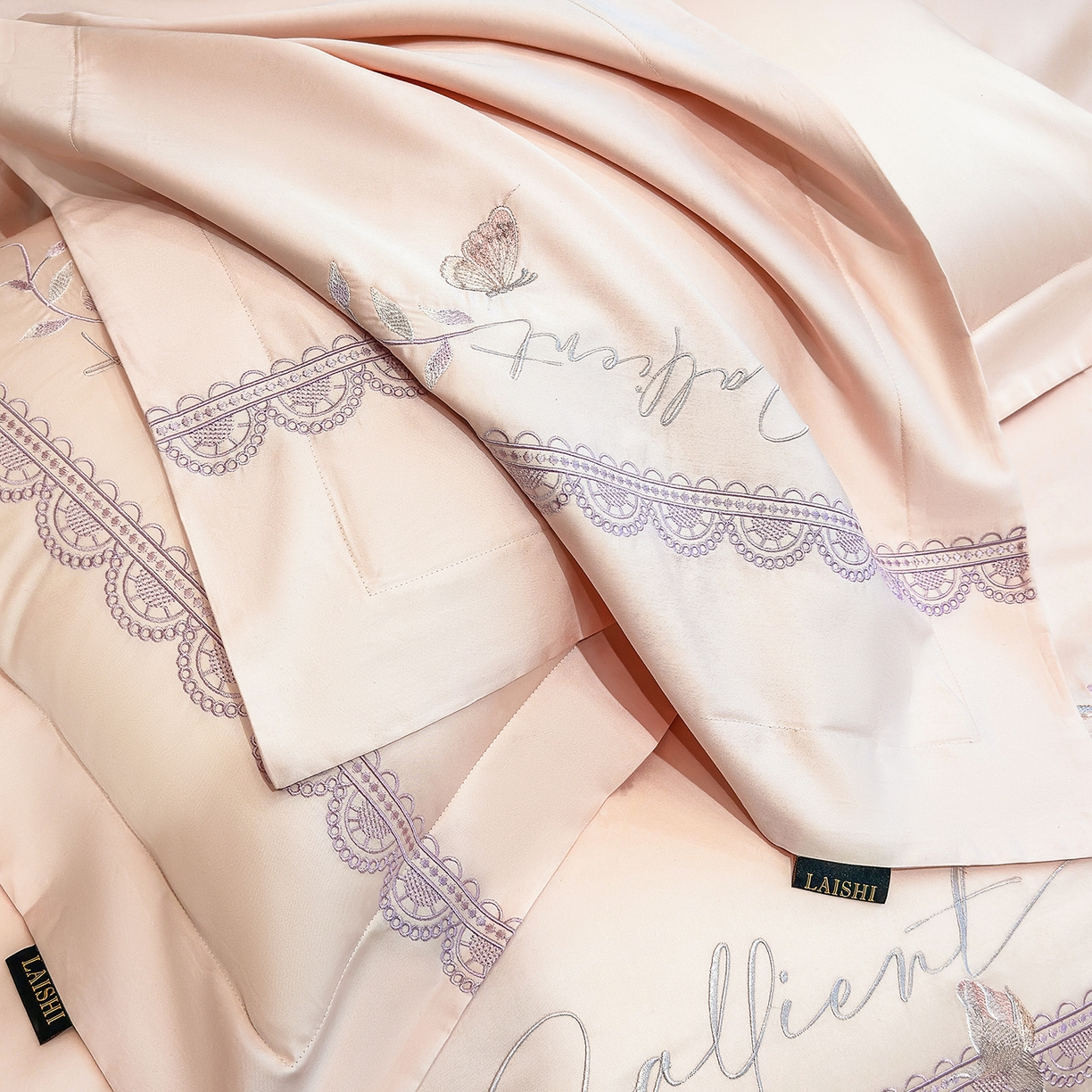 91家纺网 家纺一手货源 找家纺 莱势 2026新品100支纯棉全棉50x50s贡缎长绒棉纯棉刺绣绣花四件套高端礼盒 蝶曼影-轻奢粉