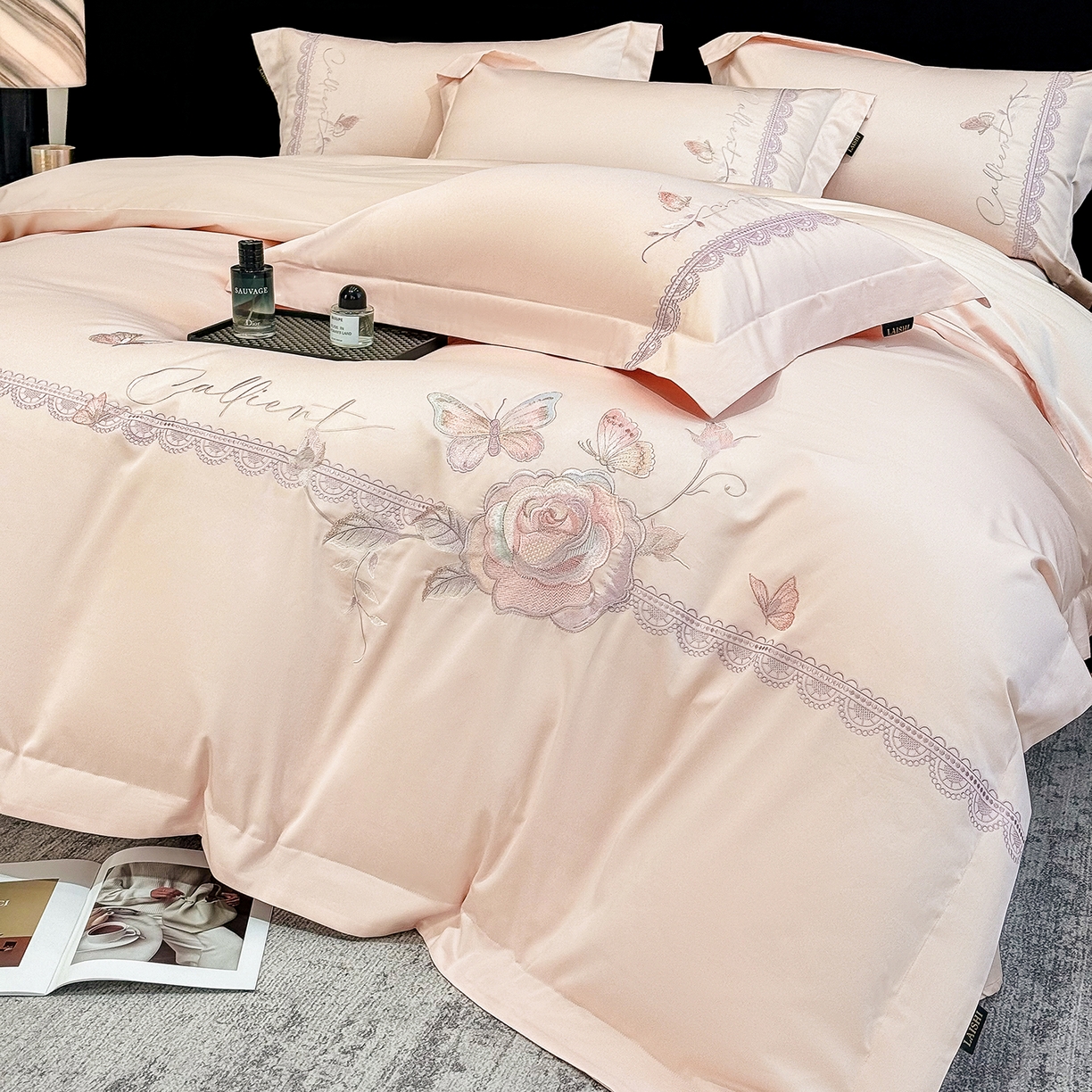 91家纺网 家纺一手货源 找家纺 莱势 2026新品100支纯棉全棉50x50s贡缎长绒棉纯棉刺绣绣花四件套高端礼盒 蝶曼影-轻奢粉