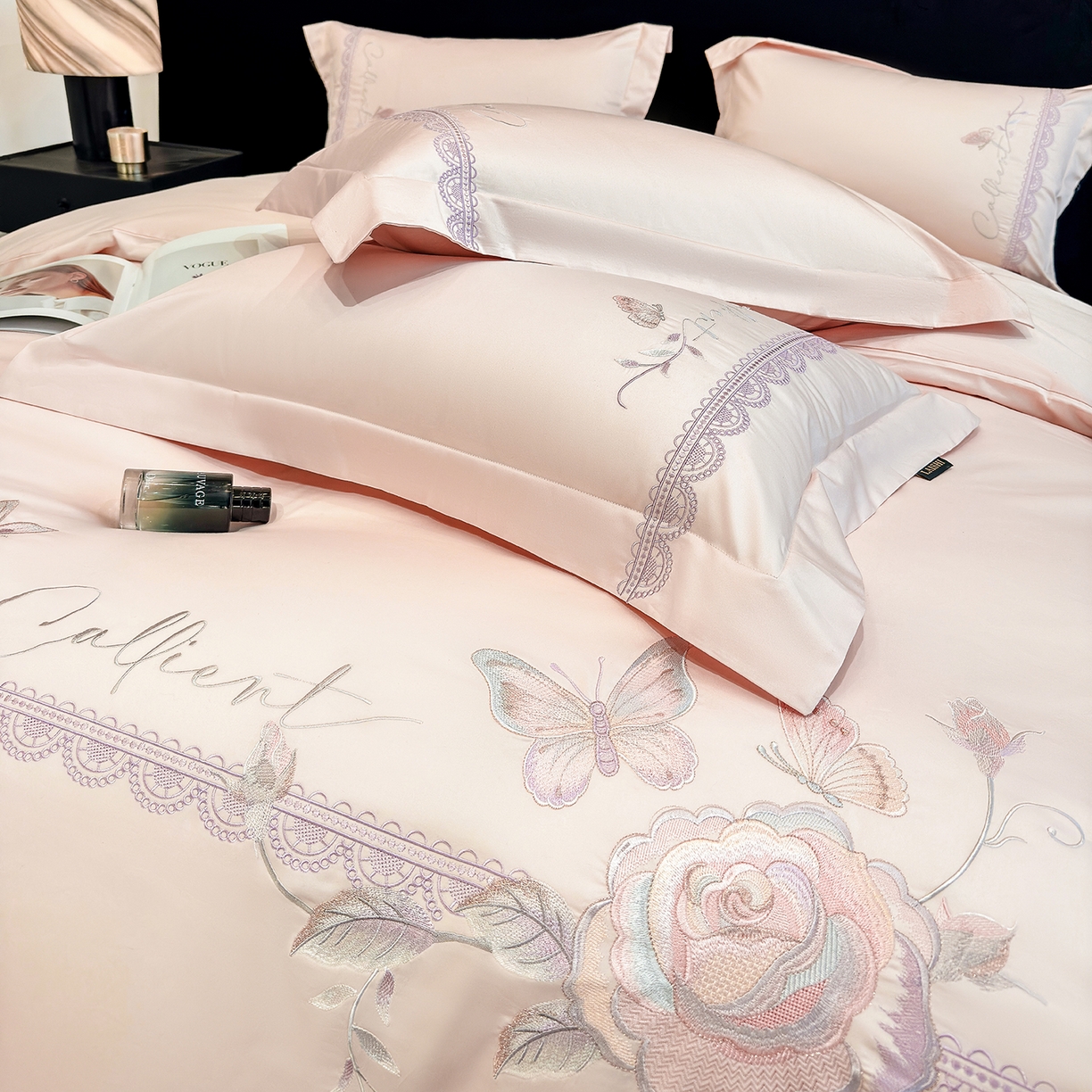 91家纺网 家纺一手货源 找家纺 莱势 2026新品100支纯棉全棉50x50s贡缎长绒棉纯棉刺绣绣花四件套高端礼盒 蝶曼影-轻奢粉