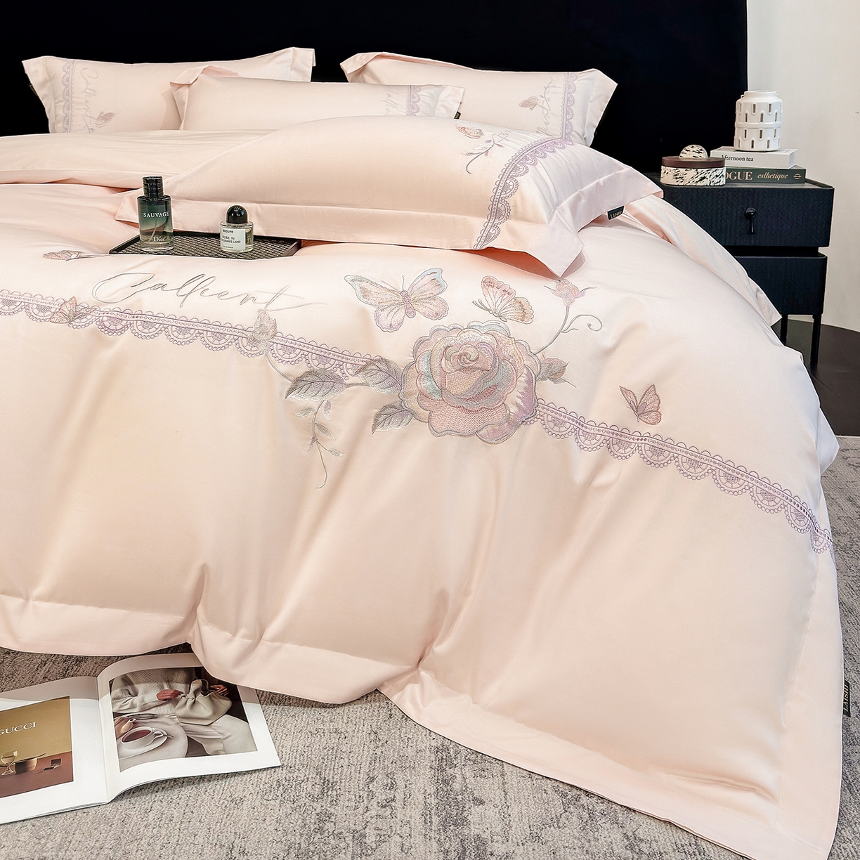 91家纺网 家纺一手货源 找家纺 莱势 2026新品100支纯棉全棉50x50s贡缎长绒棉纯棉刺绣绣花四件套高端礼盒 蝶曼影-轻奢粉