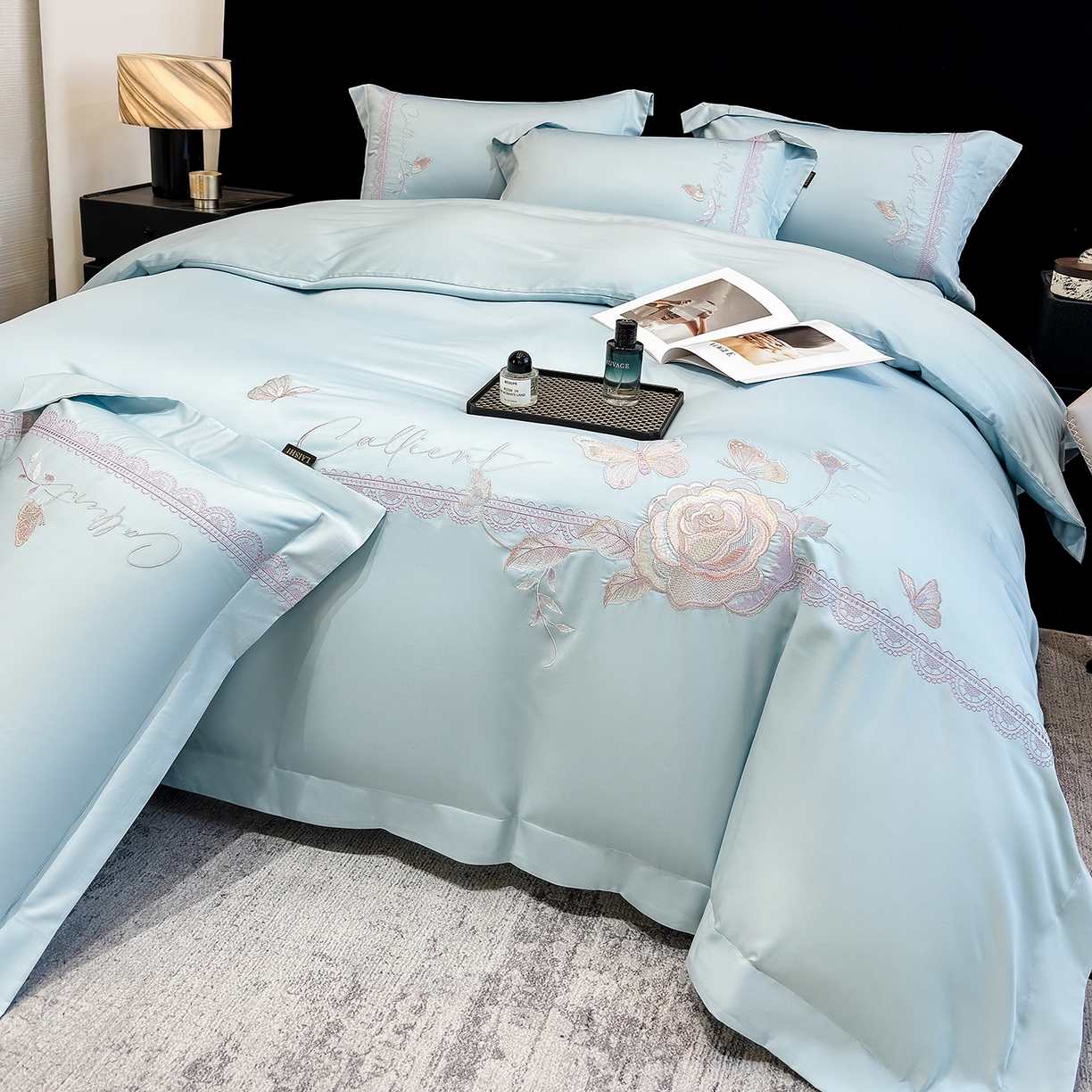 91家纺网 家纺一手货源 找家纺 莱势 2026新品100支纯棉全棉50x50s贡缎长绒棉纯棉刺绣绣花四件套高端礼盒 蝶曼影-天空蓝