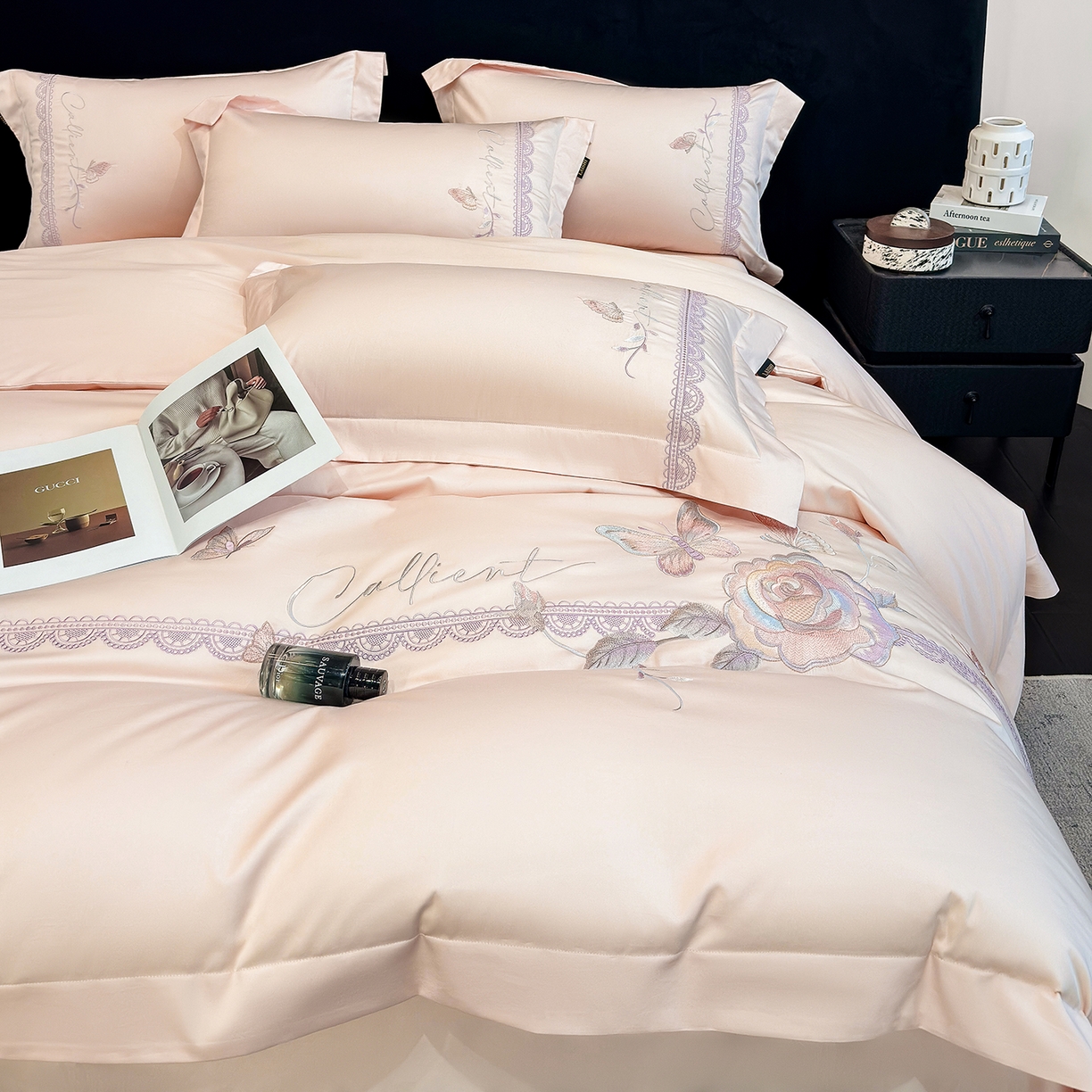 91家纺网 家纺一手货源 找家纺 莱势 2026新品100支纯棉全棉50x50s贡缎长绒棉纯棉刺绣绣花四件套高端礼盒 蝶曼影-轻奢粉