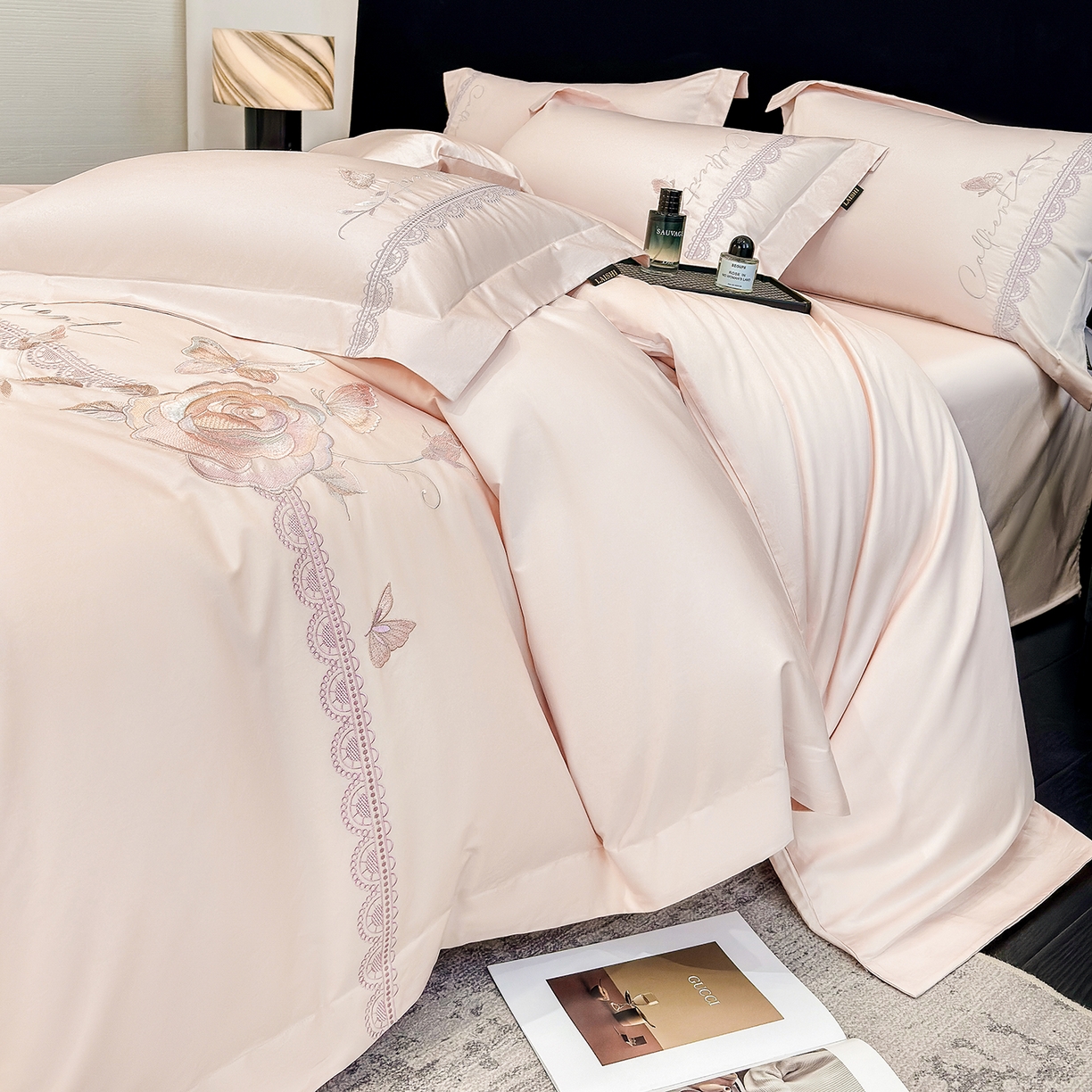 91家纺网 家纺一手货源 找家纺 莱势 2026新品100支纯棉全棉50x50s贡缎长绒棉纯棉刺绣绣花四件套高端礼盒 蝶曼影-轻奢粉