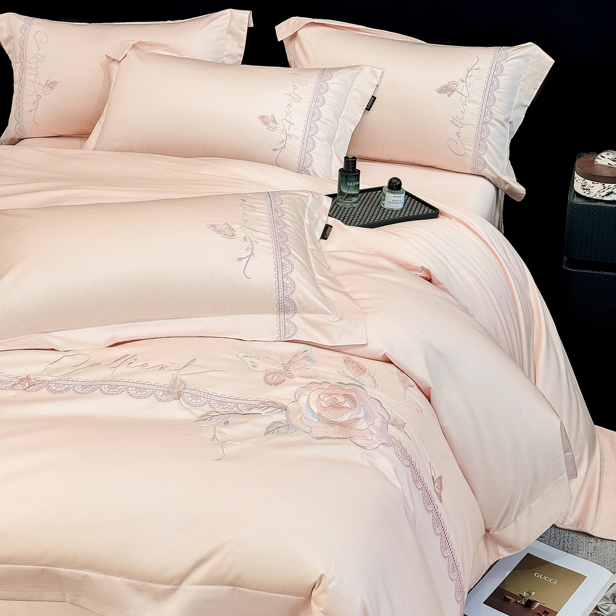 91家纺网 家纺一手货源 找家纺 莱势 2026新品100支纯棉全棉50x50s贡缎长绒棉纯棉刺绣绣花四件套高端礼盒 蝶曼影-轻奢粉