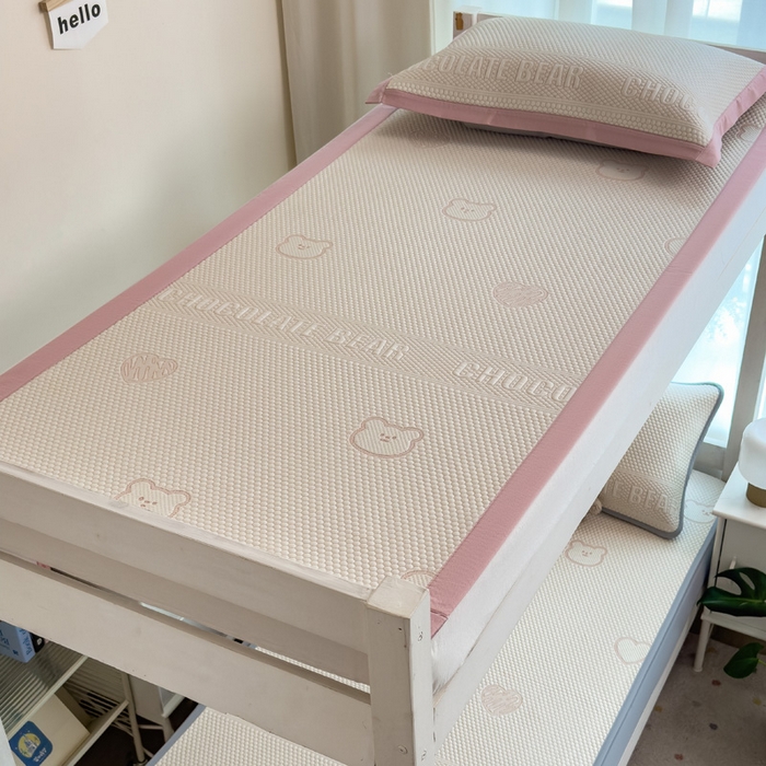 91家纺网 家纺一手货源 找家纺 凯罗 2026新款A类凉豆豆学生宿舍用床席可水洗凉席席子床席款 爱心小熊-粉-床席款