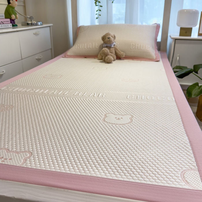 91家纺网 家纺一手货源 找家纺 凯罗 2026新款A类凉豆豆学生宿舍用床席可水洗凉席席子床席款 爱心小熊-粉-床席款