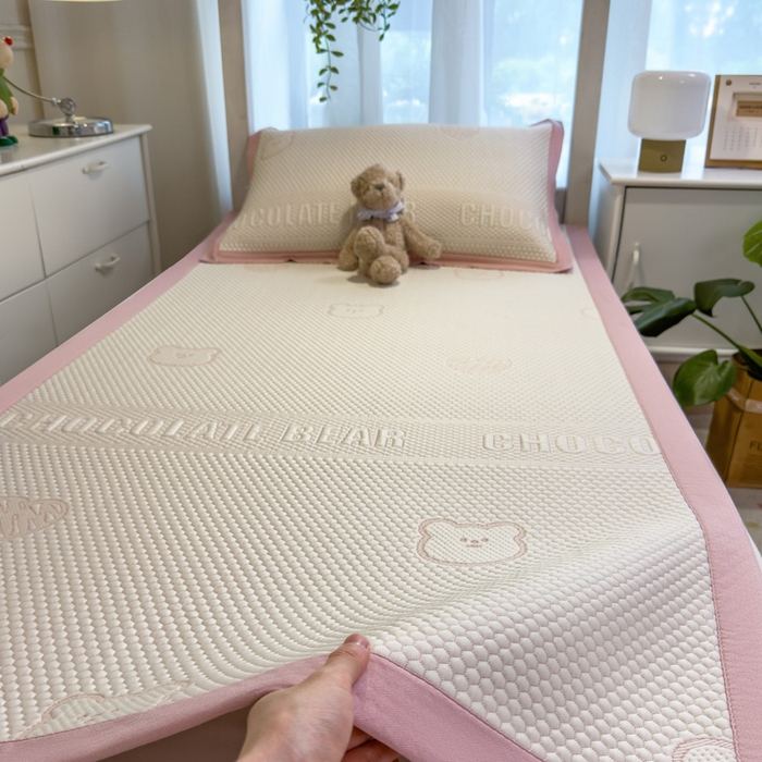91家纺网 家纺一手货源 找家纺 凯罗 2026新款A类凉豆豆学生宿舍用床席可水洗凉席席子床席款 爱心小熊-粉-床席款