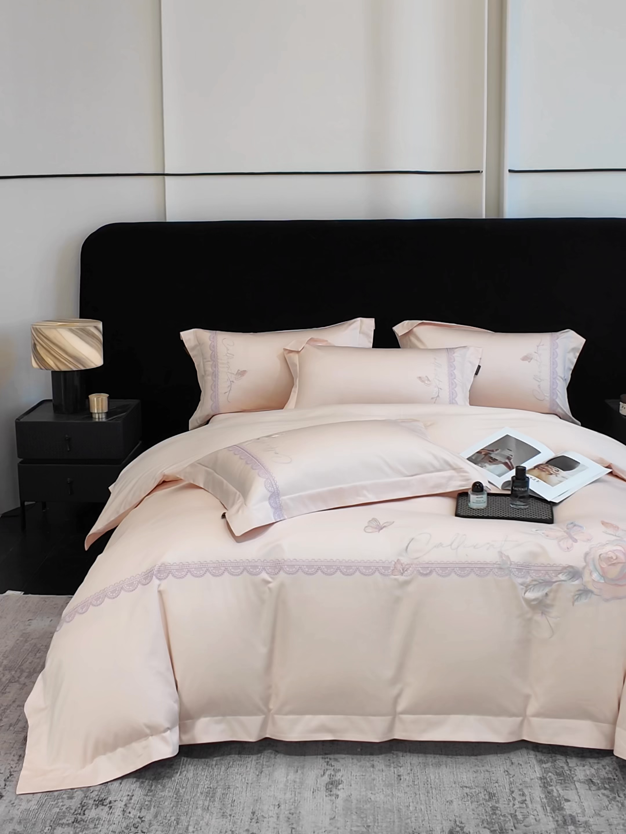 91家纺网 家纺一手货源 找家纺 莱势 2026新品100支纯棉全棉50x50s贡缎长绒棉纯棉刺绣绣花四件套高端礼盒 蝶曼影-轻奢粉