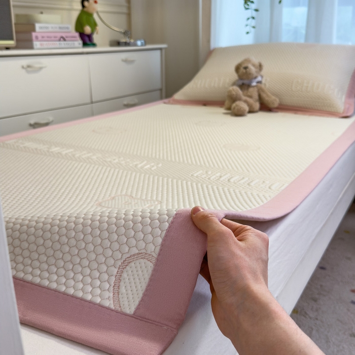 91家纺网 家纺一手货源 找家纺 凯罗 2026新款A类凉豆豆学生宿舍用床席可水洗凉席席子床席款 爱心小熊-粉-床席款