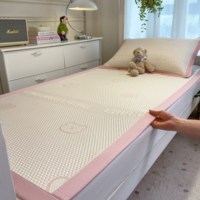 91家纺网 家纺一手货源 找家纺 凯罗 2026新款A类凉豆豆学生宿舍用床席可水洗凉席席子床席款 爱心小熊-粉-床席款