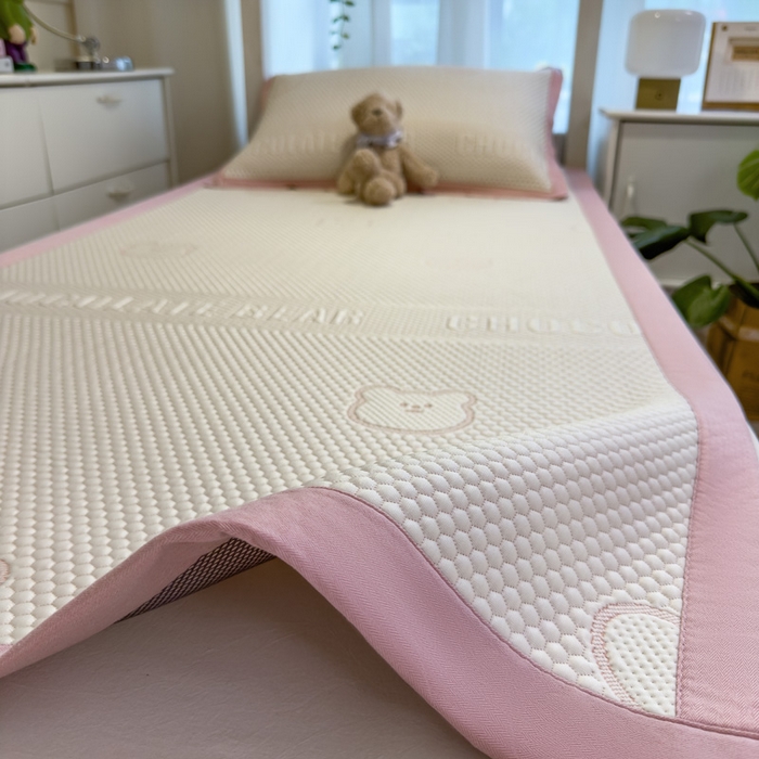 91家纺网 家纺一手货源 找家纺 凯罗 2026新款A类凉豆豆学生宿舍用床席可水洗凉席席子床席款 爱心小熊-粉-床席款