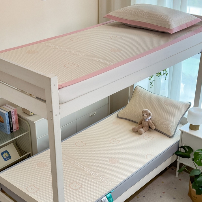 91家纺网 家纺一手货源 找家纺 凯罗 2026新款A类凉豆豆学生宿舍用床席可水洗凉席席子床席款 爱心小熊-粉-床席款