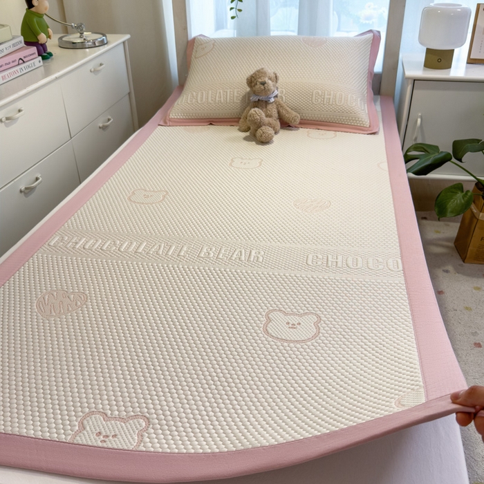91家纺网 家纺一手货源 找家纺 凯罗 2026新款A类凉豆豆学生宿舍用床席可水洗凉席席子床席款 爱心小熊-粉-床席款