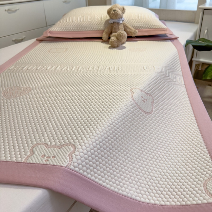 91家纺网 家纺一手货源 找家纺 凯罗 2026新款A类凉豆豆学生宿舍用床席可水洗凉席席子床席款 爱心小熊-粉-床席款