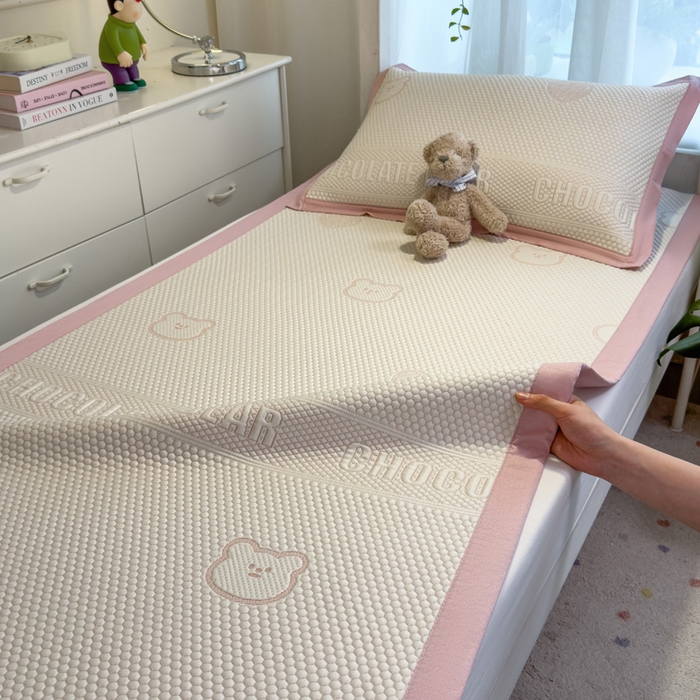 91家纺网 家纺一手货源 找家纺 凯罗 2026新款A类凉豆豆学生宿舍用床席可水洗凉席席子床席款 爱心小熊-粉-床席款
