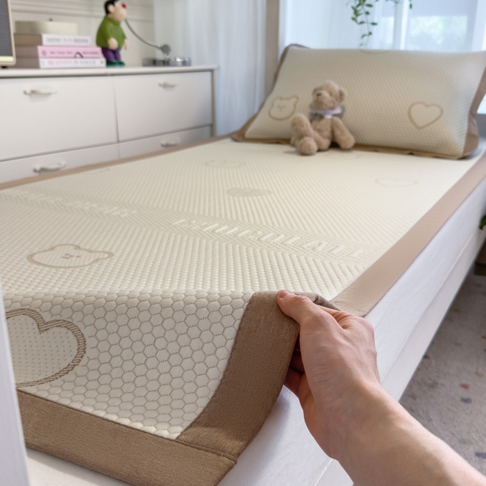 91家纺网 家纺一手货源 找家纺 凯罗 2026新款A类凉豆豆学生宿舍用床席可水洗凉席席子床席款 爱心小熊-咖-床席款