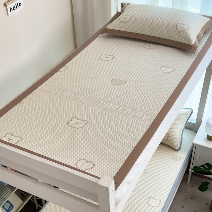 91家纺网 家纺一手货源 找家纺 凯罗 2026新款A类凉豆豆学生宿舍用床席可水洗凉席席子床席款 爱心小熊-咖-床席款