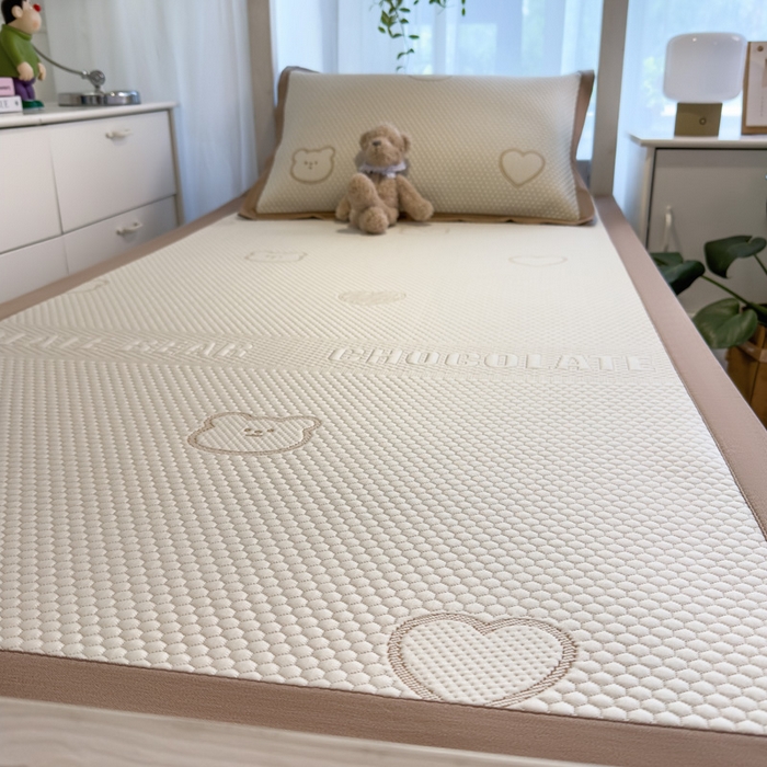 91家纺网 家纺一手货源 找家纺 凯罗 2026新款A类凉豆豆学生宿舍用床席可水洗凉席席子床席款 爱心小熊-咖-床席款
