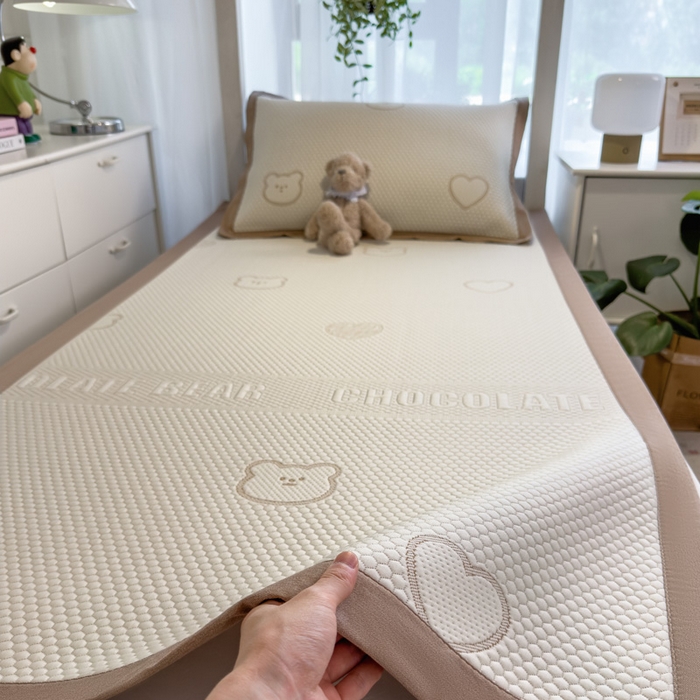 91家纺网 家纺一手货源 找家纺 凯罗 2026新款A类凉豆豆学生宿舍用床席可水洗凉席席子床席款 爱心小熊-咖-床席款